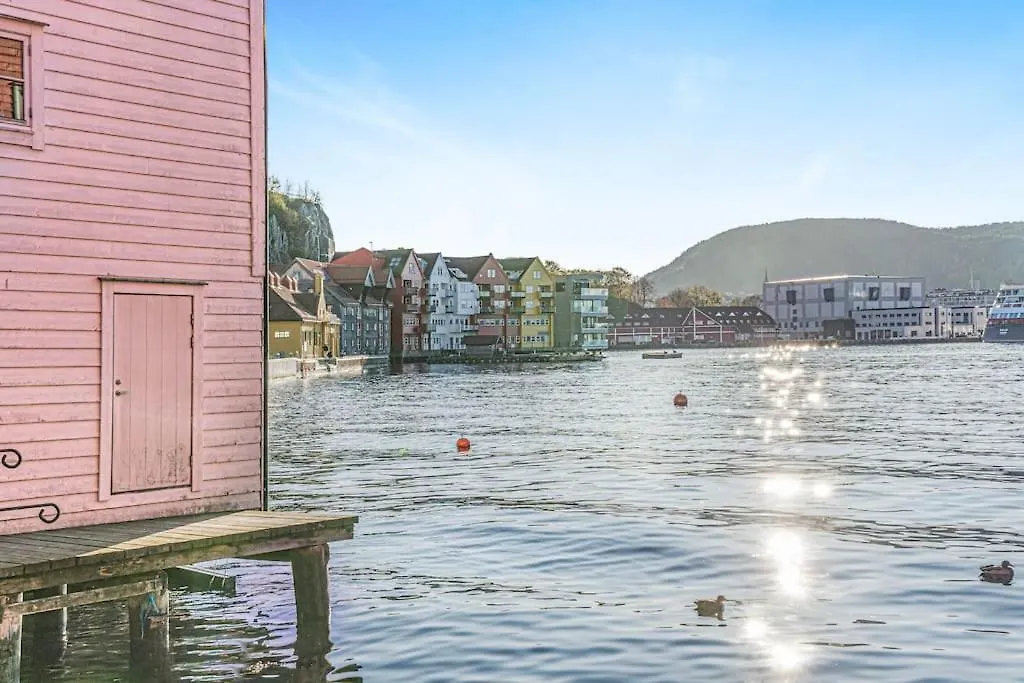 Seaside Apt. Catch Crabs From Your Bedroom Window! Bergen Norge